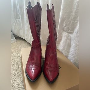 Red cowgirl boot!